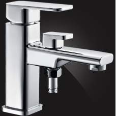  Смеситель для ванной с возможностью подключения шланга